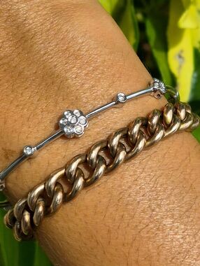 18kt Gold Diamond Station Bezel Flower Bangle Bracelet